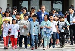 문 대통령, 콩주머니 던지며 오늘은 어린이날