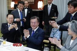문 대통령-아베 총리, 한일정상회담…한반도·동북아 평화체제 구축에 일본 반드시 참여해야