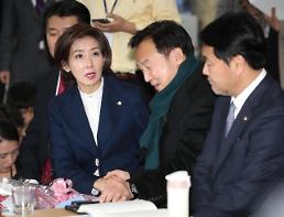 나경원, 원내대표 취임 첫날 광폭 행보…존재감 부각 주력