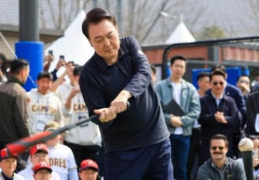 时隔8年再挥球杆 尹锡悦恶补高尔夫只为他