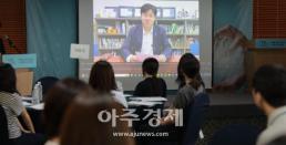 [포토] '2025 제16회 소비자정책포럼' 영상축사하는 박상혁 의원