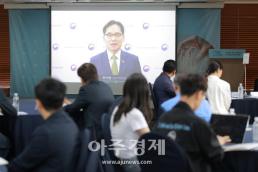 [포토] '2025 제16회 소비자정책포럼' 영상축사하는 한기정 공정거래위원장
