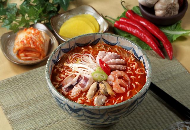 67韩国拉面风行海外+去年出口额创新高