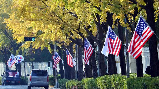 为迎接美国总统特朗普来访，首尔道路两旁星条旗飘扬。--- 中韩人力网