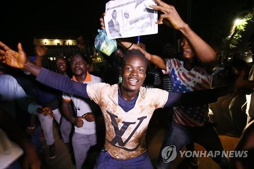글로벌포토 조지 웨아 라이베리아 대통령 당선에 환호하는 시민들