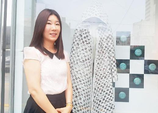 [전시 영상톡]불에 그을린 영수증 작품의 짠한 사연..정혜경 작가,한국여류조각가회 특별전 선화랑