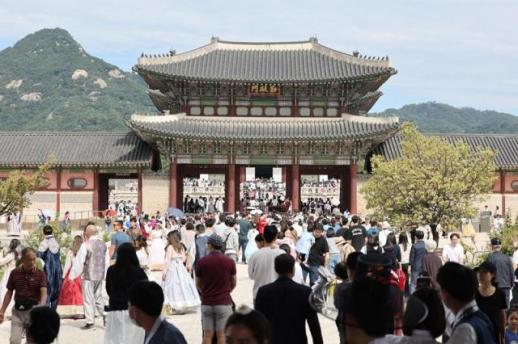 전국 유명 관광지 인파로 북새통…외국 관광객도 몰려