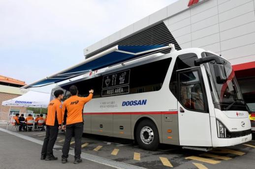 버스 안에서 세수도?…두산, 소방관 휴식공간 회복버스 기증