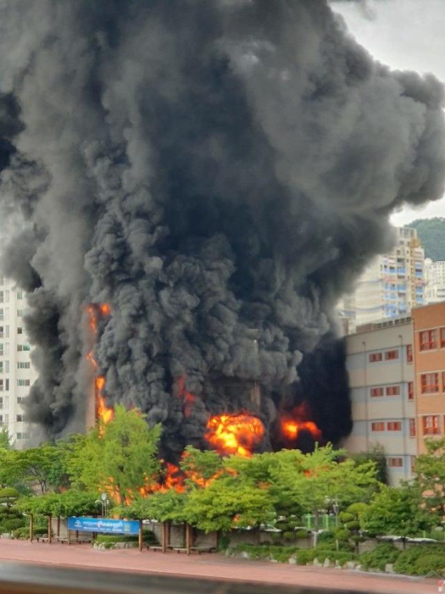 ​대만, 13층 건물 화재로 사상자 87명 발생…26년 만의 최악의 화마