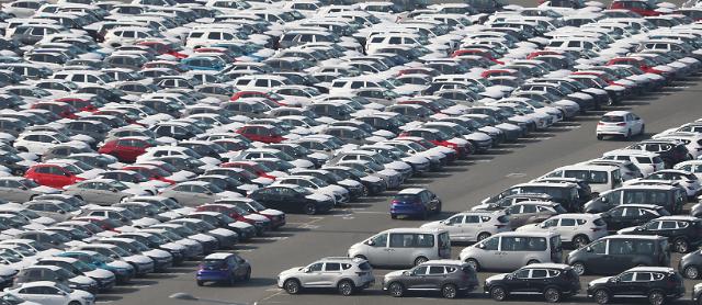 반도체 공급난에 車 판매량 하락세 지속···코로나 확진자 급증도 판매 위축 일조