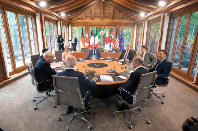 우크라이나에 변함없는 지원 약속한 G7...정상회의 전 키이우 폭격한 러시아