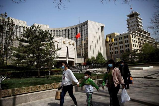 중국,​ 경기 침체에도 정책 금리 일단 동결...유동성은 2000억 위안 줄여