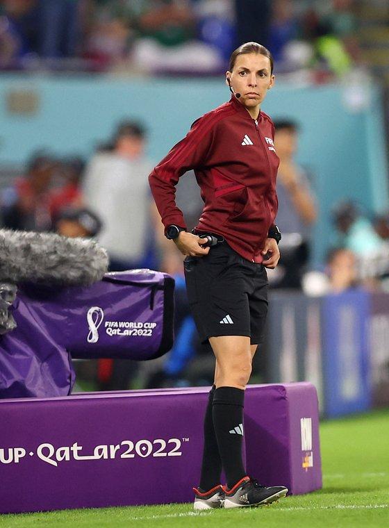 [카타르 월드컵] 프라파르, 본선서 첫 여성 심판...92년 만에 깨진 유리천장
