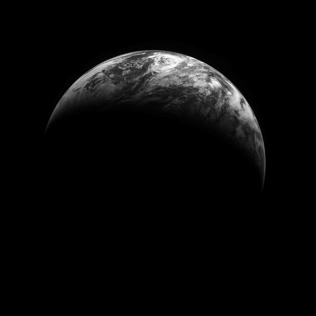 [포토] 다누리, 계묘년 새해 첫날 지구 사진 보내와...2월부터 본격 달 탐사