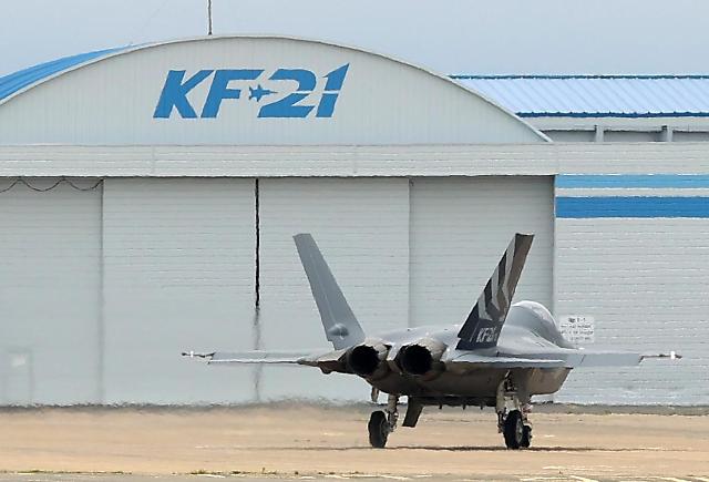한국형 전투기 KF-21 4호기 비행 성공…첫 2인승