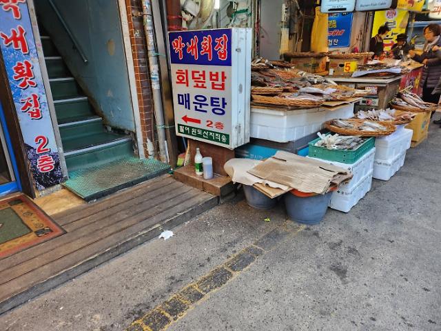 [르포] 소방도로 물품 적치에 스프링클러 전무…서울 전통시장 화재 취약