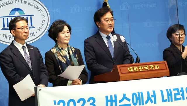 민주당 4선 중진, 버스에서 내려와 운동 제안...당내 갈등 진화해야