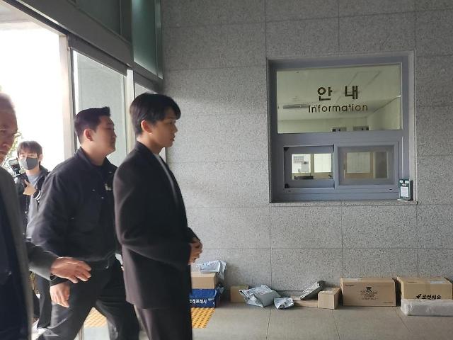 마약 투약 혐의 유아인, 경찰 출석…구속 영장 검토