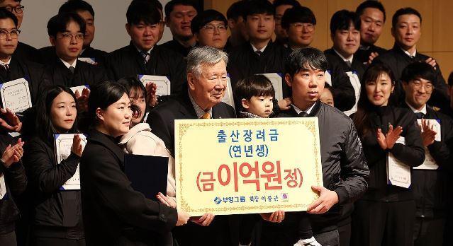 [2024 세제개편안] 부영 1억원 앞으론 세금 안 떼지만…중소기업 다니는 아빠는 울상