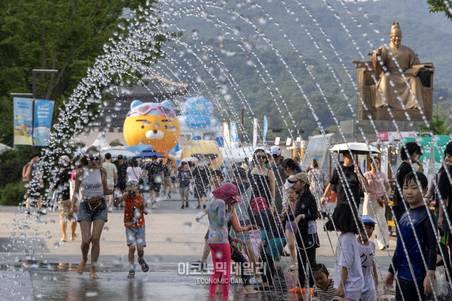 무더위 속 전력수요 최대치 연일 신기록···폭염, 앞으로 더 심해진다