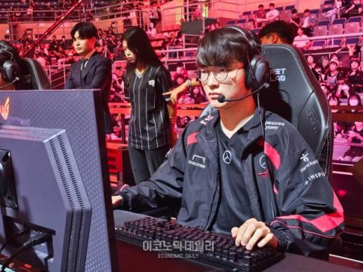 [LCK] T1, 페이커 이상혁의 쿼드라킬로 한화생명 제압… 세트스코어 1-1 균형 맞춰