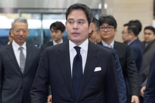 첫 정기인사 앞둔 신세계 정용진 회장…신상필벌 칼 빼들까