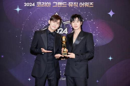 동방신기, KGMA 케이팝 레전더리 아티스트상 수상  