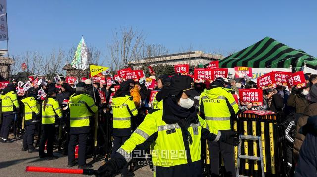 [현장] 거리에서 윤석열 탄핵 지지하는 국민들, 성명서로 의사 밝히는 법조계