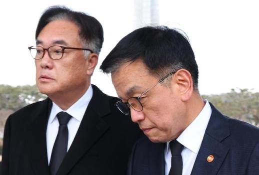 대통령실 실장·수석 일괄 사의…헌법재판관 임명에 항의 