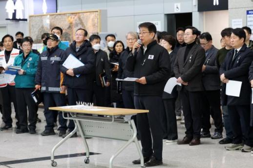 국토부 제주항공 사고기, 조류 충돌 확인…엔진서 깃털 발견