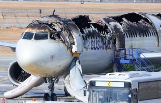 김해공항 에어부산 여객기 화재…양쪽 날개·엔진 손상 없어