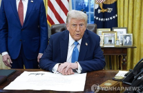 트럼프, 캐나다·멕시코에 25%, 中에 10% 관세 서명…무역전쟁 막 올라