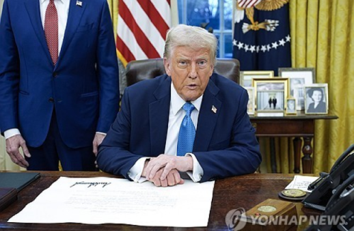트럼프, 캐나다·멕시코에 25%, 中에 10% 관세 서명…무역전쟁 막 올라