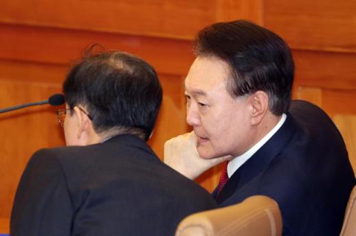 尹锡悦刑事审判拉开帷幕 弹劾审判接近尾声