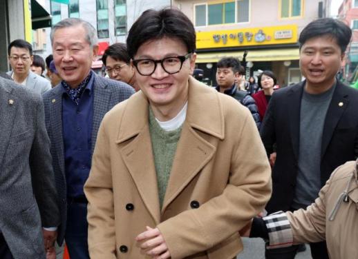 韩东勋出书即登顶 女性购书占比超半数