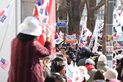 尹锡悦弹劾案判决迟到 致韩国政坛火药味渐浓