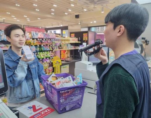 韩国CU便利店引入AI翻译服务 提升外籍游客购物便利