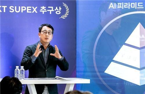 유영상 SKT 대표 AI 수요·공급 융합해 자체 LLM 개발 마무리 단계