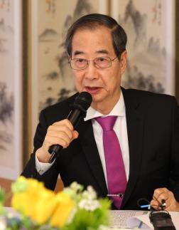 한덕수 권한대행, 탄핵심판 선고 앞두고 일정 전면 취소…정부서울청사 대기