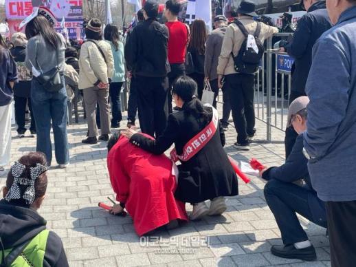 [현장] 韓 망했다…웃다가 끝내 주저앉은 용산 전쟁기념관 앞 尹 지지자들