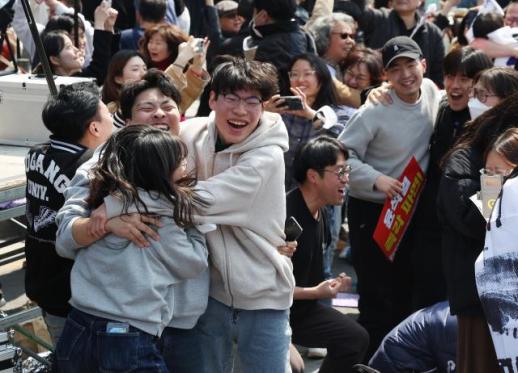 《纽约时报》：过去四个月展现韩国民主惊人韧性