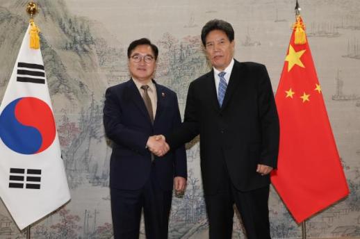 中国全国人大常委会副委员长洛桑江村访韩