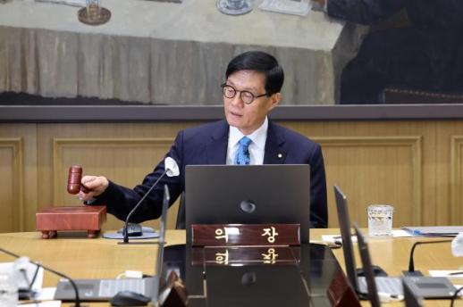 한은, 기준금리 연 2.75% 동결…환율 불안에 숨 고르기