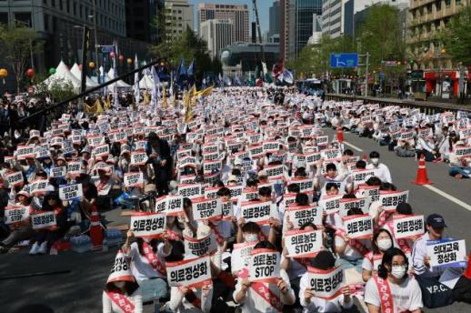 의대생·의사 2만명 집결, 의료 개악 즉각 중단…원점 재논의 촉구