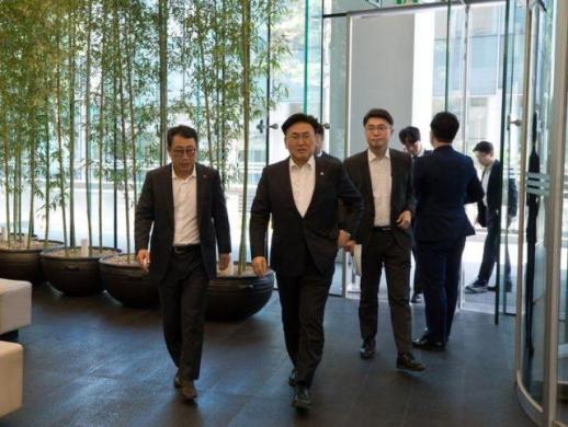 유상임 장관, SKT 방문 국민 신뢰 직결…총력 대응