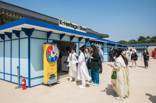 경복궁 흥례문 광장, 고궁 장터로 북적... K-헤리티지 마켓 성황
