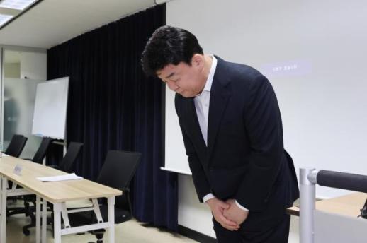 餐饮大亨白种元深陷争议 宣布暂停一切演艺活动