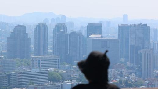 중산층 겨냥한 대출 옥죄기…집 사려면 더 벌어라는 정부