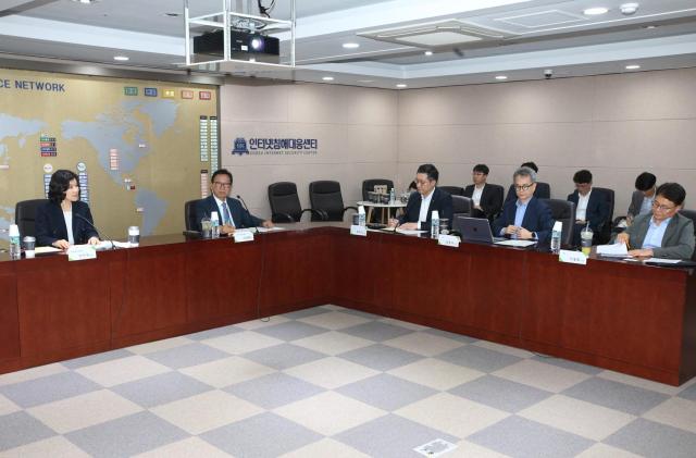 방통위, SKT 유심 해킹 긴급 점검…이통3사에 이용자 보호 강화 주문