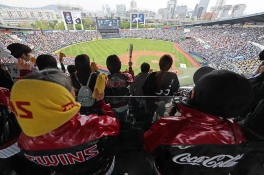 [지다혜의 금은보화] 신한하면 야구, 하나하면 축구…銀, 스포츠 마케팅 활발